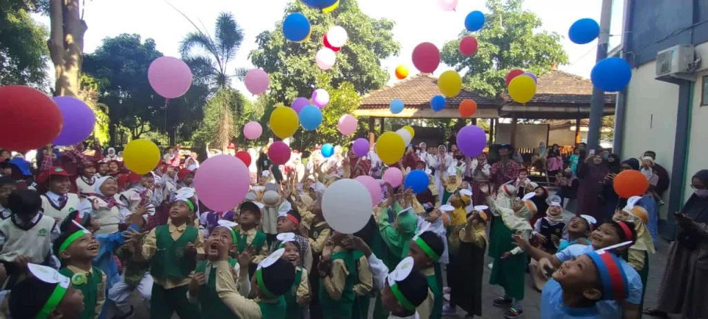 Pembukaan MPLS SD Almadany dengan Pelepasan Balon ke Udara