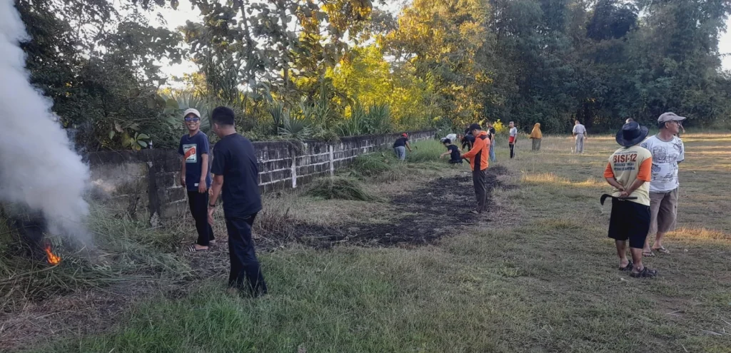 PRM dan PRPM Sendangagung Bahu Membahu Bersama Santri Al-Ishlah Bersih-bersih Lokasi Shalat Idul Adha