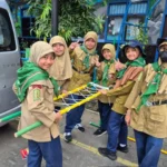 Serunya Kepanduan Hizbul Wathan di SD Muhammadiyah 15 Surabaya: Membuat Tandu Darurat