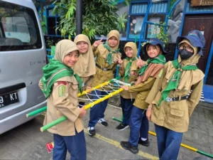 Serunya Kepanduan Hizbul Wathan di SD Muhammadiyah 15 Surabaya: Membuat Tandu Darurat