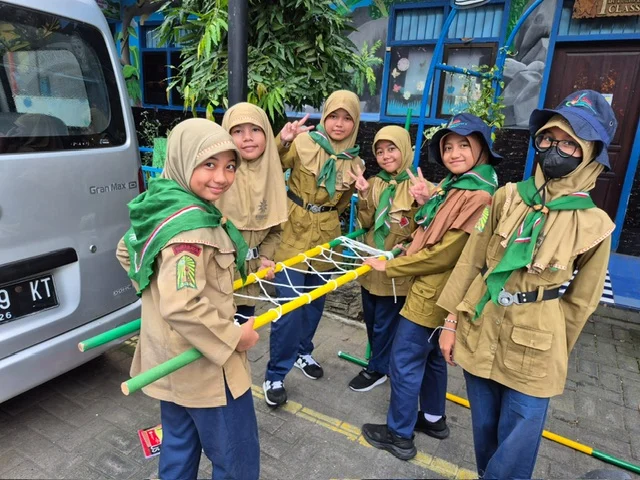 Serunya Kepanduan Hizbul Wathan di SD Muhammadiyah 15 Surabaya: Membuat Tandu Darurat