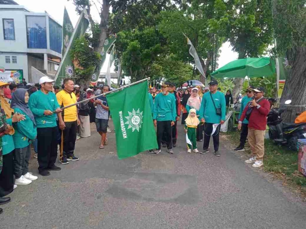 Camat Baru Laren Membuka Jalan Sehat Milad Ke-113 Muhammadiyah dengan Antusiasme Ribuan Peserta