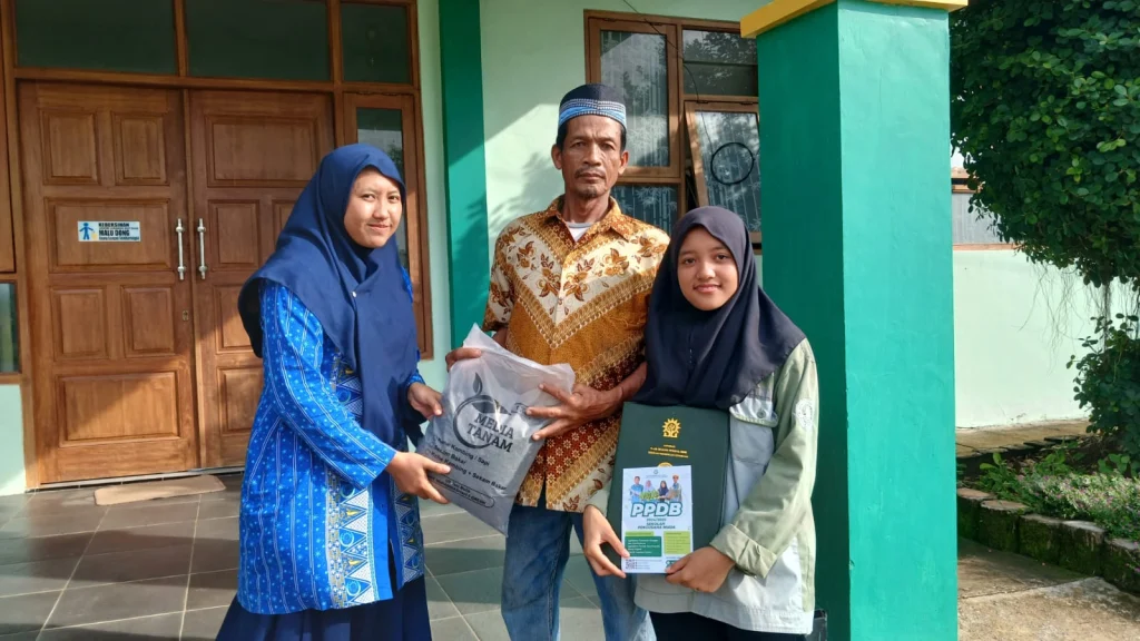 SMK Muhammadiyah 5 Gresik Bagikan Media Tanam Inovatif Hasil Karya Siswa pada Momen Pengambilan Rapor