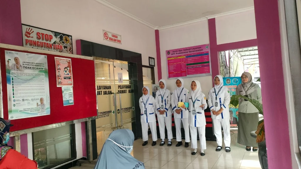 Para Pasien Puskesmas Sananwetan Antusias Ikuti Penyuluhan Cuci Tangan yang Digelar Siswa SMK Muhammadiyah 1 Blitar