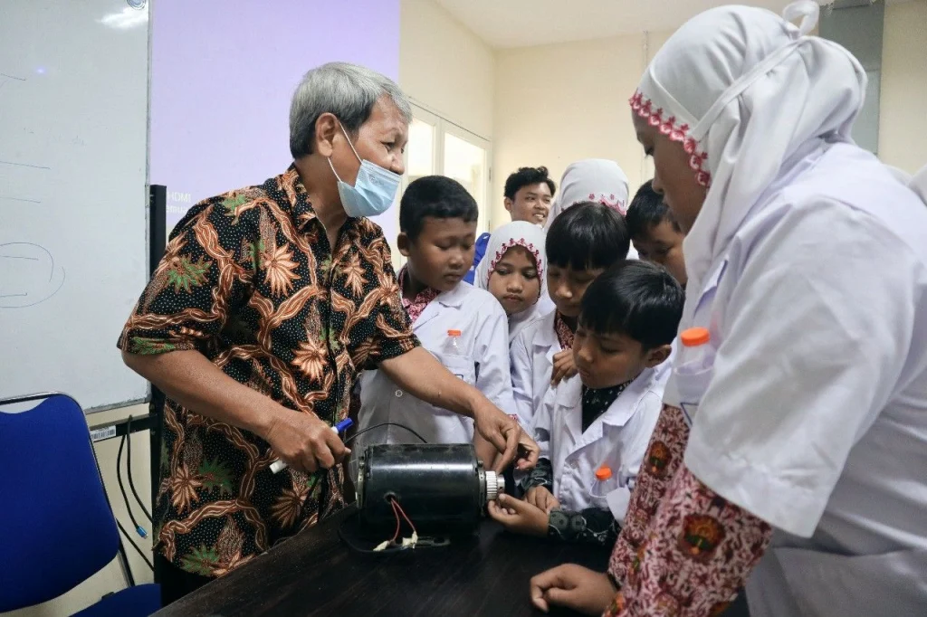 Siswa Sekolah Inovatif Jagir Belajar Perubahan Energi di Kelas Ilmuwan, Begini Keseruannya
