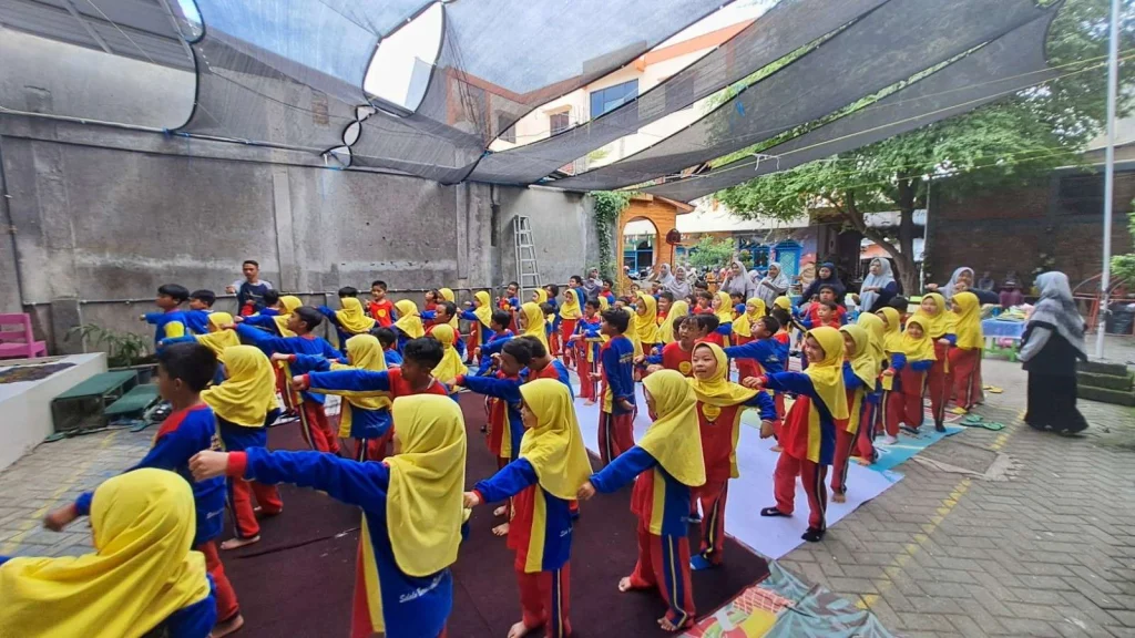 Puncak P5: Siswa Sekolah Kreatif SD Muhammadiyah 20 Surabaya Kampanyekan Pola Hidup Sehat