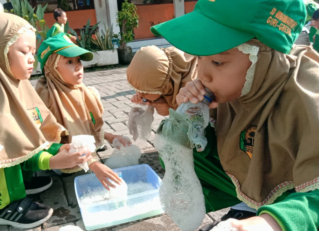 Science Project “Snake Bubble”: Eksperimen Seru Siswa SD Muri Gresik