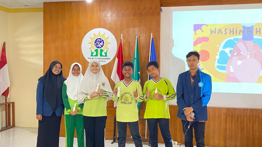 Kolaborasi Seru! Siswa SD Muri dan Mahasiswa KKN UMG Praktik Membuat Sabun Cuci Tangan