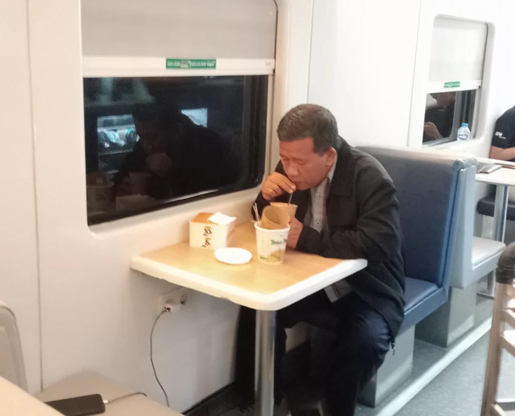 Pulang dari UKW, Menikmati Wedang Uwuh di Restorasi Kereta