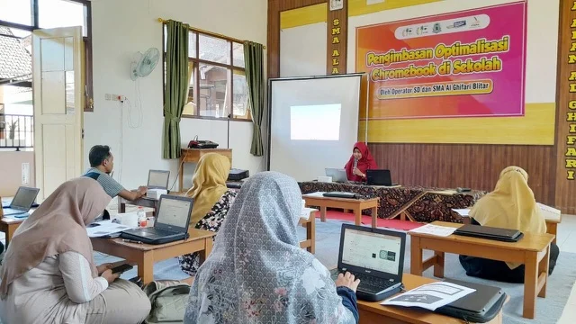 Operator SMP Muhammadiyah 1 Kota Blitar Mengikuti Pengimbasan Optimalisasi Chromebook