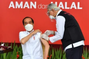 Jokowi Divaksin atau di Vaksin?