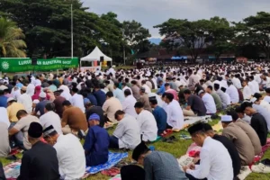 Ribuan Jamaah Padati Lapangan Maron Genteng Ikuti Shalat Idul Fitri 1446 H