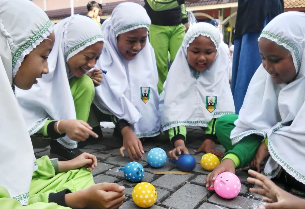 Science Experiment Seru! Siswa SD Muri Gresik Buat Ikan Buntal dari Balon