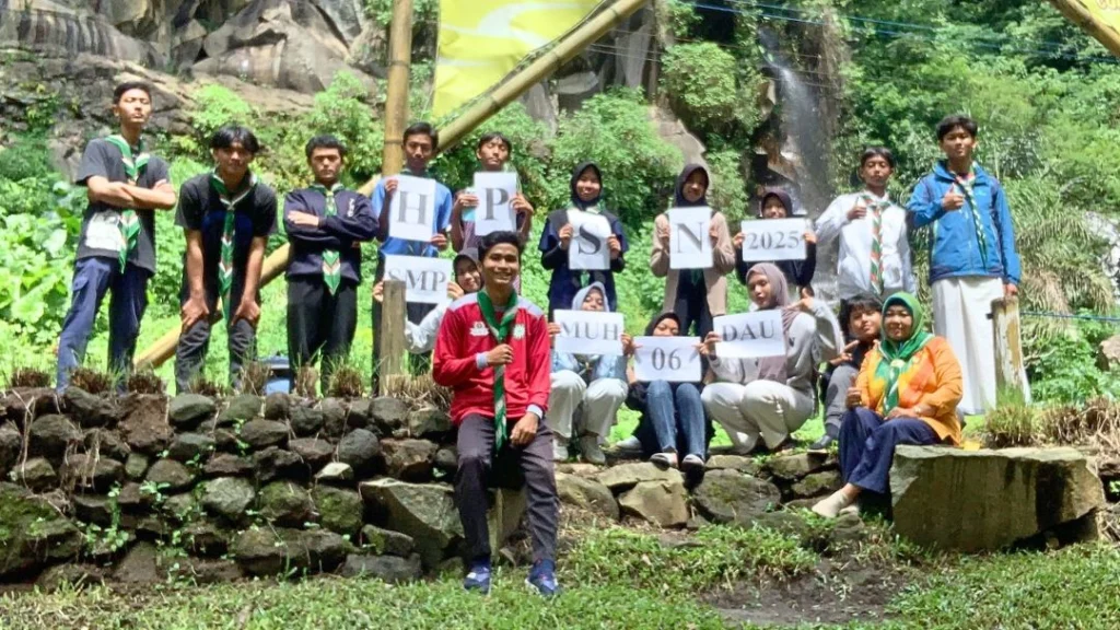 Peringati HPSN 2025, Qobilah HW MBS SMP Muhammadiyah 06 Dau Gelar Aksi Bersih-Bersih Sampah di Coban Putri