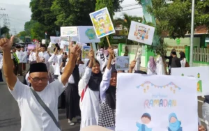 Sambut Ramadhan, Siswa SMP Muhammadiyah 1 Blitar Meriahkan Pawai Gema Soramadu Kemenag Kota Blitar
