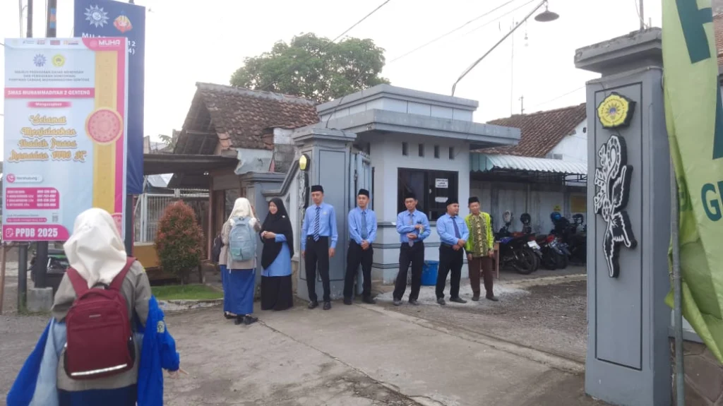Ketua Komite SMAS Muha Sambut Siswa di Pintu Gerbang pada Hari Pertama Sekolah