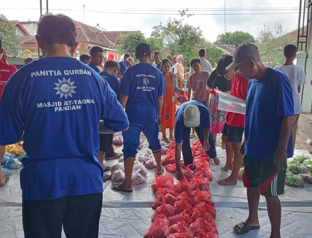 Masjid At-Taqwa Pandan Menyembelih 4 Sapi dan 4 Kambing