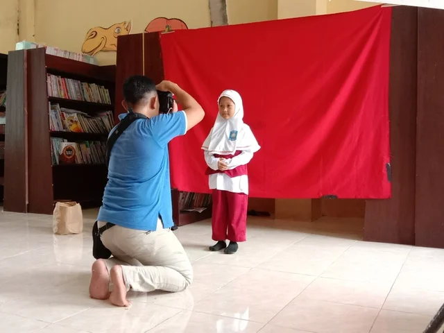 Murid SD Muhammadiyah Kota Blitar Mengikuti Pemotretan Pas Foto Rapor dan Ijazah