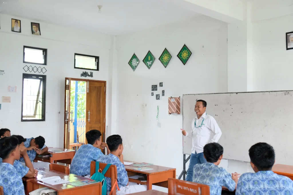 Siswa MTsM 15 Al Mizan Lamongan Belajar Menggali Cerita Inspiratif dari Dosen Unisda