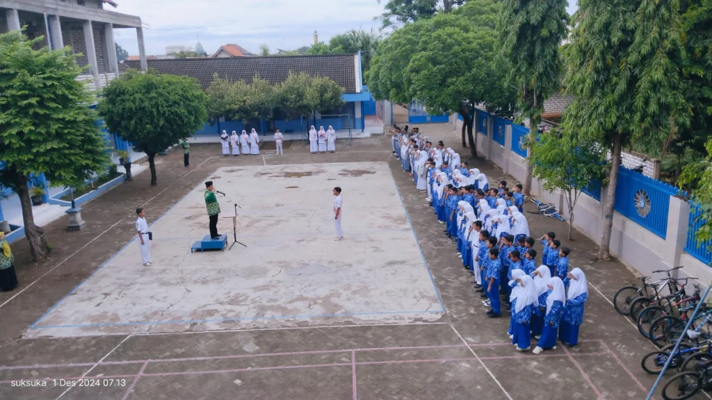 Jadi Pembina Upacara, Wakil Kepala Sekolah Bidang Kesiswaan MAM 8 Takerharjo Berikan Tips Sukses Menghadapi Ujian Sumatif Akhir Semester
