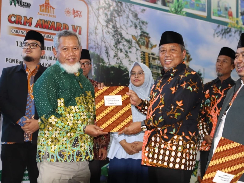 UM Surabaya Dinobatkan sebagai Kampus Peduli Ranting pada CRM Awards VI