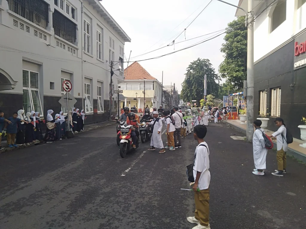 Semarak Syiar Ramadan: Sekolah Kreatif SD Muhammadiyah 20 Surabaya Ajak Siswa Tebar Kebaikan di Kota Lama Surabaya