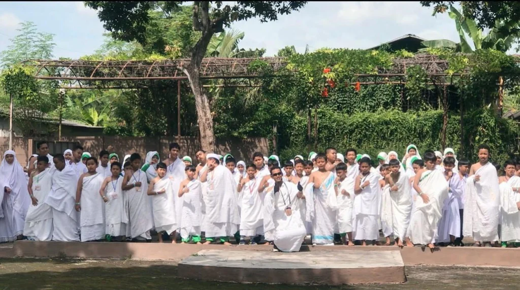 Siswa Kelas 5 SD Muhammadiyah 2 Tulangan Antusias Ikuti Praktik Manasik Haji di Kebun Kurma Pasuruan