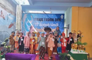 Fashion Show Busana Adat Ramaikan Peringatan Hari Kartini di TK Aisyiyah 1 Gresik