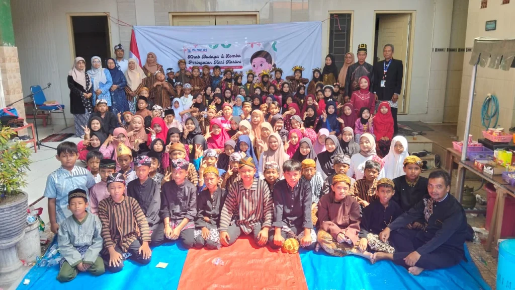 Semarak dan Haru Warnai Peringatan Hari Kartini di MI Muhammadiyah 2 Campurejo