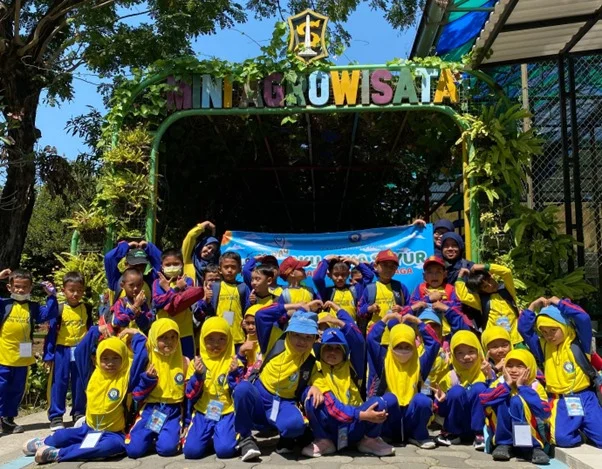 Siswa SDM 3 IKROM Antusias Belajar Tanaman dan Hewan di Mini Agrowisata