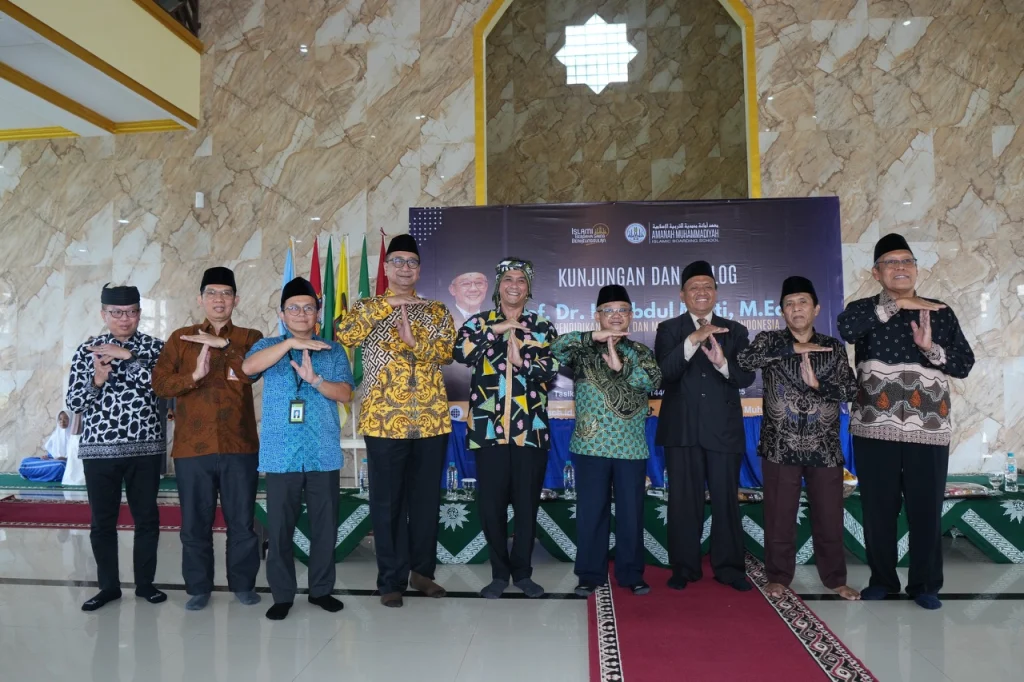 Kunjungi Sekolah, Mendikdasmen dan Komisi X DPR RI Tekankan Pentingnya Pendidikan Karakter