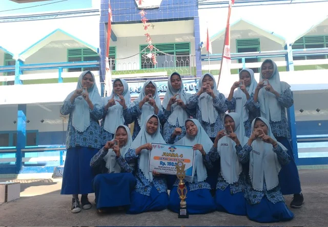 Siswa MTs Muhammadiyah 1 Pondok Modern Paciran Raih Juara Harapan I dalam Lomba Gerak Jalan Kreasi HUT ke-79 RI