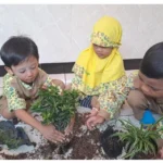 Peringati Hari Bumi 2025, Siswa KB Aisyiyah 05 dan TK ABA 04 Surabaya Lakukan Aksi Cinta Lingkungan Sejak Dini