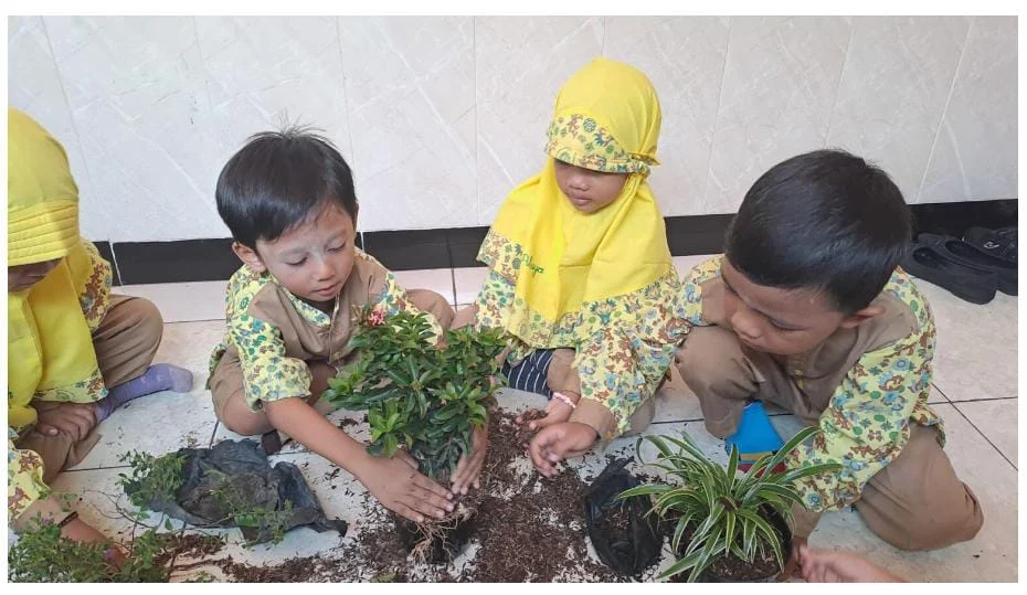 Peringati Hari Bumi 2025, Siswa KB Aisyiyah 05 dan TK ABA 04 Surabaya Lakukan Aksi Cinta Lingkungan Sejak Dini