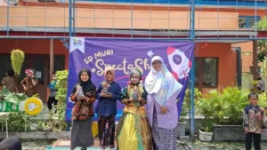 Fashion Show Batik Semarakkan Specta Show Kartini di SD Muri