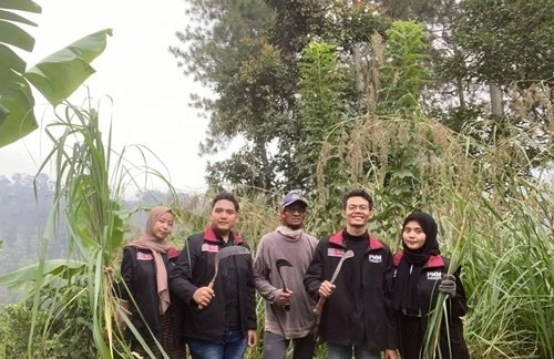 Latih Warga, Mahasiswa UMM Sulap Limbah Sereh Jadi Karbol