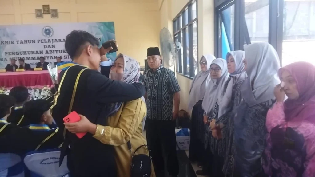 Tangis Air Mata dalam Prosesi Wisuda ke-41 Smamsi