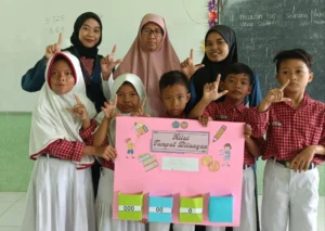 Alat Peraga Papan Nipa: Inovasi Mahasiswa KKN UMG di UPT SD 267 Gresik