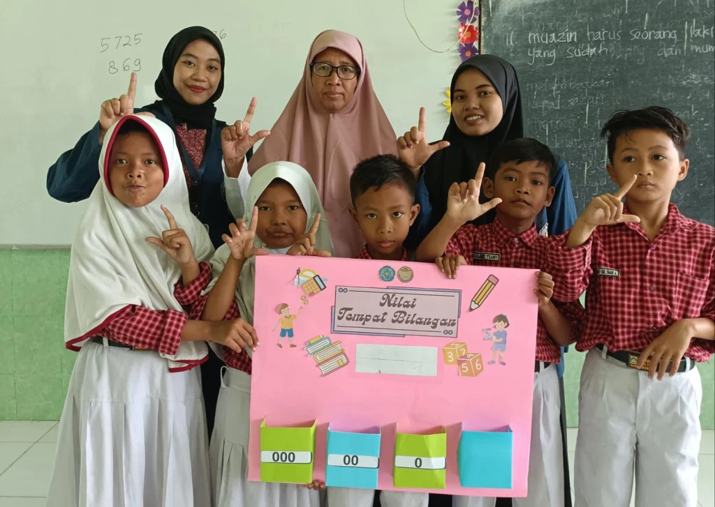 Alat Peraga Papan Nipa: Inovasi Mahasiswa KKN UMG di UPT SD 267 Gresik