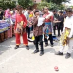 Berpakaian Adat, Berperang Melawan Pokemon Go