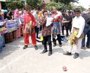Berpakaian Adat, Berperang Melawan Pokemon Go