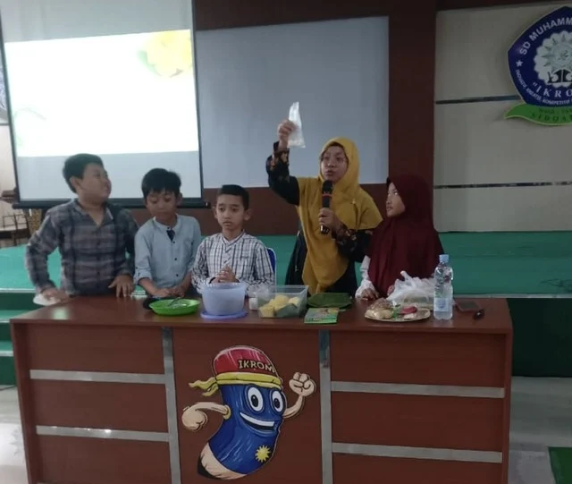 Siswa Kelas 4 SDM 3 Ikrom Wage Belajar Kewirausahaan dengan Membuat Tape