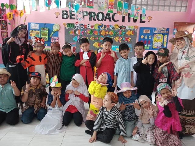 Siswa SD Muhammadiyah 16 Baratajaya Seru Berkreasi dalam STS Berbasis Proyek