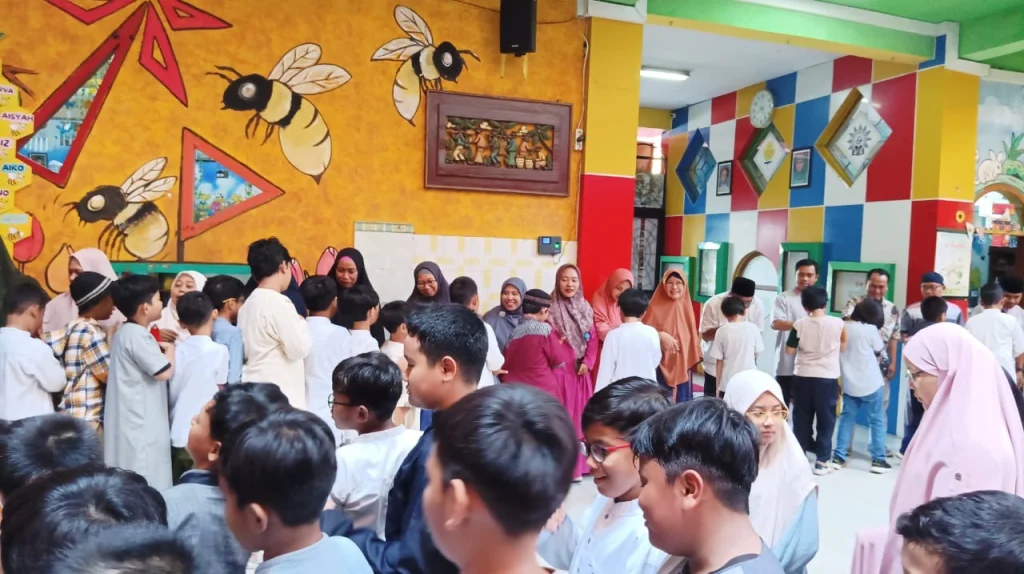 Halal Bihalal Penuh Kehangatan dan Keceriaan di Sekolah Kreatif SD Muhammadiyah 16 Surabaya