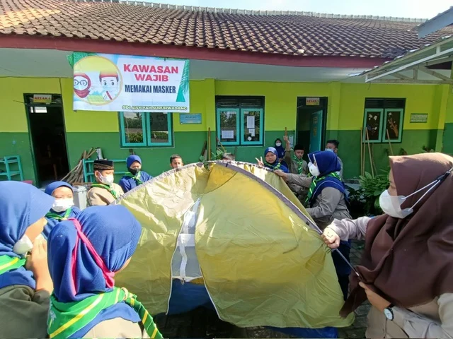 Qobilah Hizbul Wathan SD Islam ‘Aisyiyah Suruhwadang Latihan Mendirikan Tenda