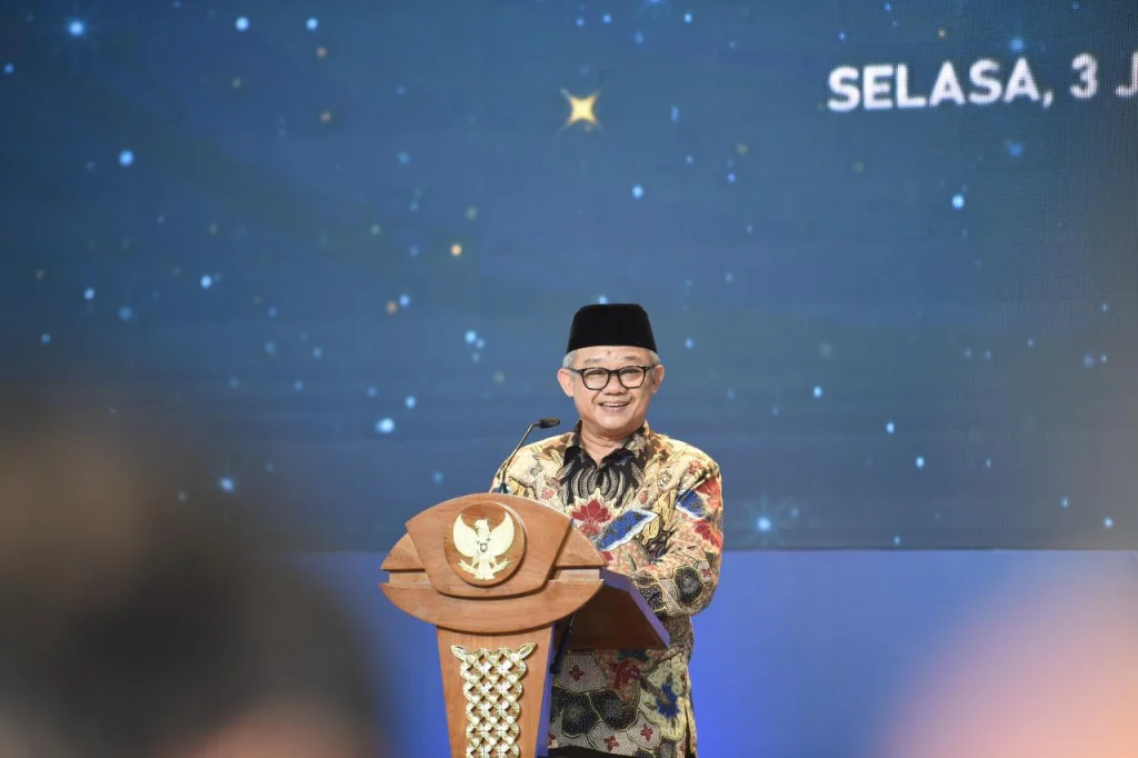 Wujud Komitmen Pendidikan RAMAH, Mendikdasmen Berikan Penghargaan Kinerja untuk Satuan Kerja