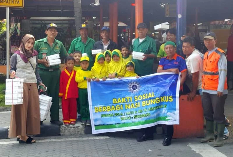 Anak-Anak Membawa Nasi Kotak Berbagi di Empat Tempat
