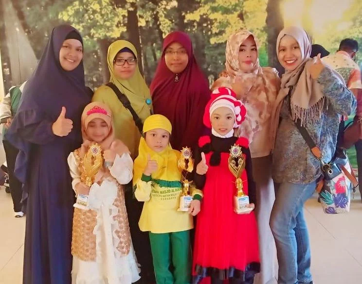 Anak-Anak Ini Mahir Juga Mainkan Egrang Batok dan Bersyair