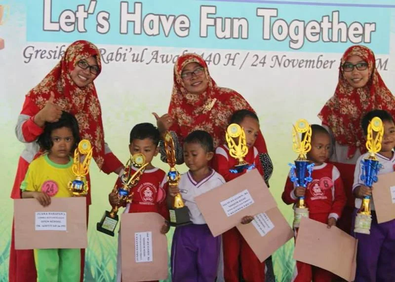 Adu Mewarnai dan Tangkas Memindah Bola di Open School Aisyiyah