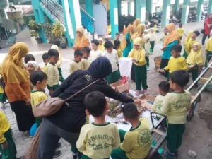 Sambut Milad Aisyiyah, Murid TK Blitar Belajar Pilah Sampah